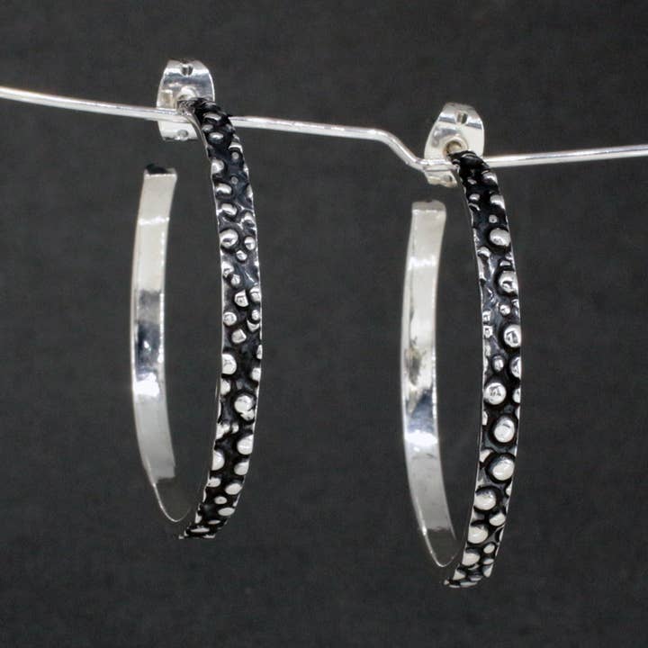 Geoxideerde Gestippelde Nabyla Hoepeloorbellen Post voor wholesale door Emilio Sotelo Jewellery