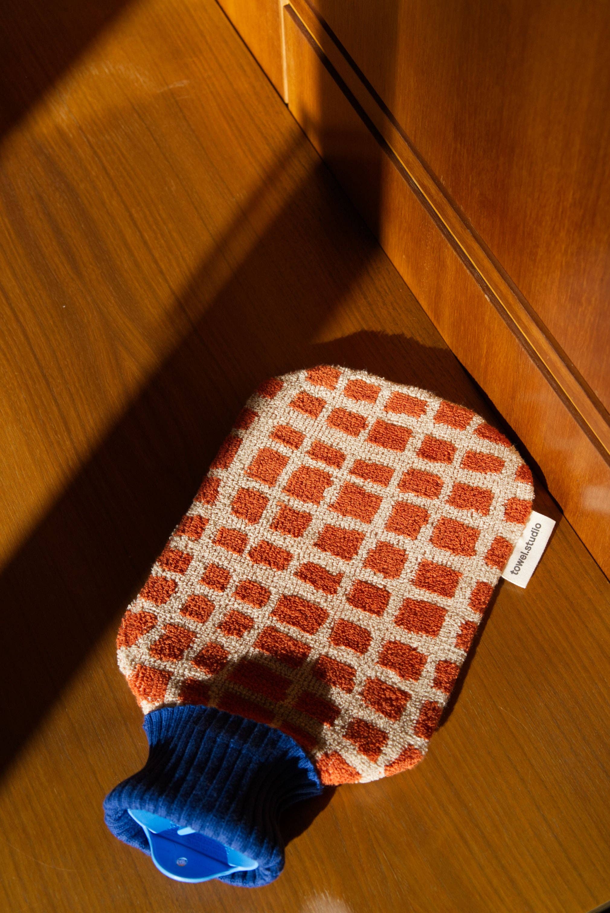towel.studio - Wholesale Hot/Cold Compress - Bold Grid Hot Water Bottle | Barn | Small (0.8 Liter)2