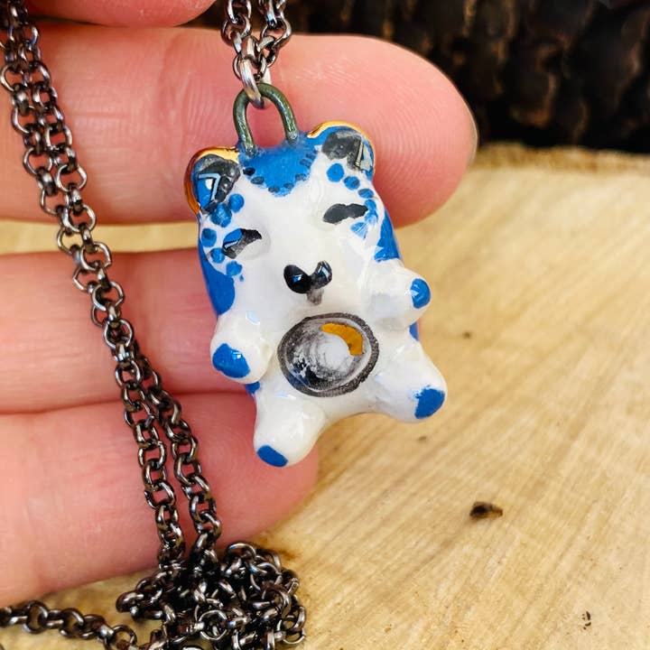 Handmade ceramic bear pendant necklace, blue animal jewelry per la vendita all'ingrosso da parte di Bottega Krua