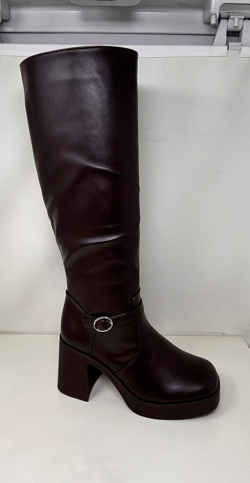 Mars Sky Shoes Wholesale - Vente Bottines – femme - Wild Diva DARING-04 Bottes de Cavalier à Talon Bloc et Plateforme avec Boucle Décorative pour Femmes - Pack de 12 Paires - 26,65/Paire1