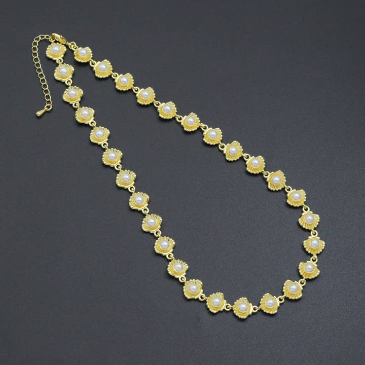Collier chaîne à maillons dorés avec fermoir coquillage perle blanche, réf. LD771 pour la vente par BestBeads&Beyond