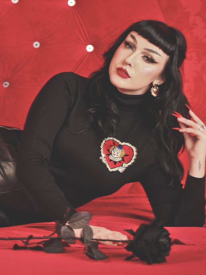 Jersey de cuello alto Heartbreaker en negro para venta al por mayor de Mischief Made