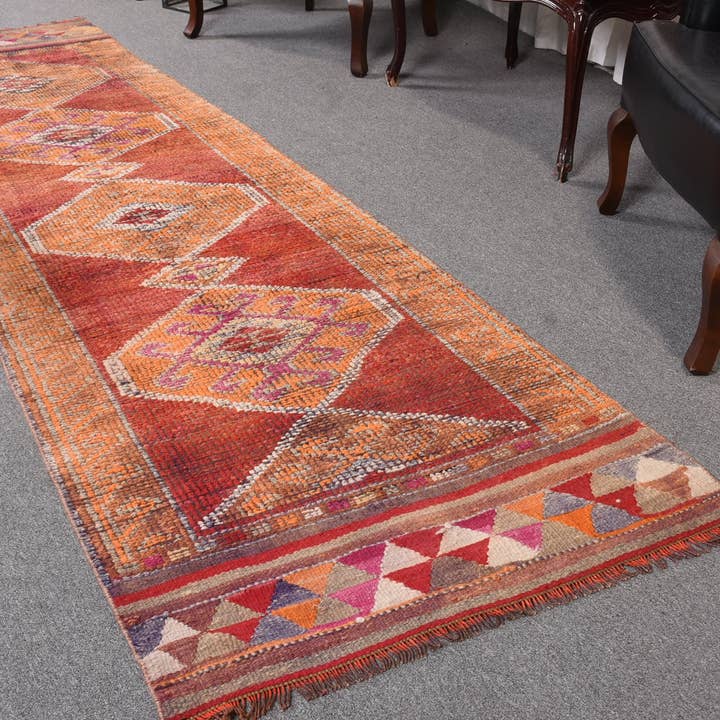 Handgefertigter orangefarbener geometrischer Teppich, 2,7x9,7 ft klassischer Bereichsteppich für den Großhandel von Vintage Rugs Loom