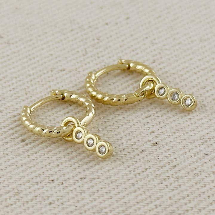 GoldFi - Vente Petits anneaux - Mini-créoles torsadées remplies d'or 18 carats avec breloque en zircone cubique0