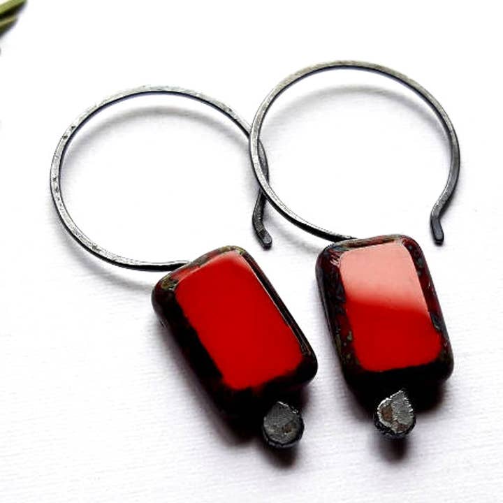 Boucles d'oreilles Everyday en argent sterling et verre tchèque rouge pour la vente par Andewyn Moon