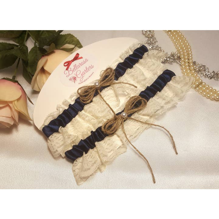 Giarrettiera da sposa in raso blu scuro e pizzo avorio con fiocco di perle per la vendita all'ingrosso da parte di Bellarosa Garters