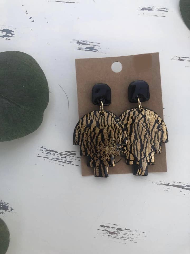 Pendentifs en forme de feuilles noires et dorées pour la vente par Buzzy bee clay