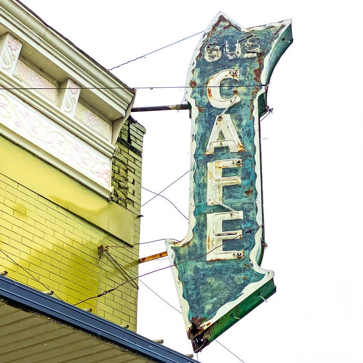 Sous-verre en céramique fait main Gus Cafe, Hattiesburg pour la vente par South Austin Gallery