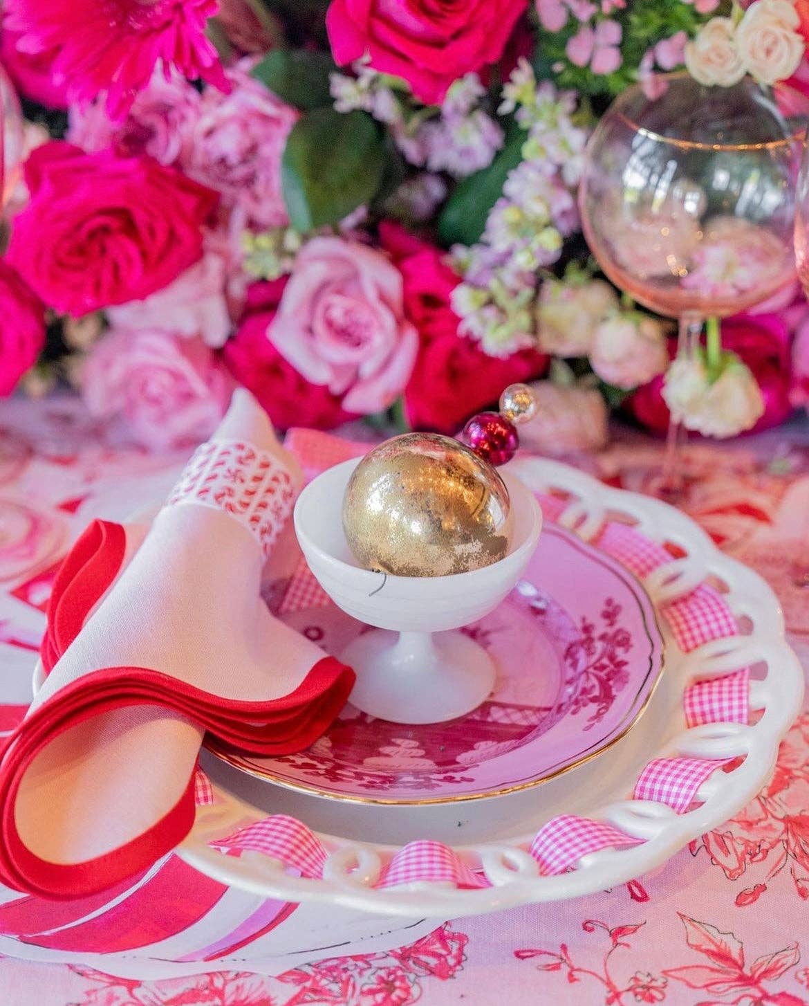 Frances Fields Home, formerly Fenwick Fields – wholesale Middags- och tygservett – Linne Skulpterad Fyrkant | Pionrosa med Rosknoppsröd (4-pack)3