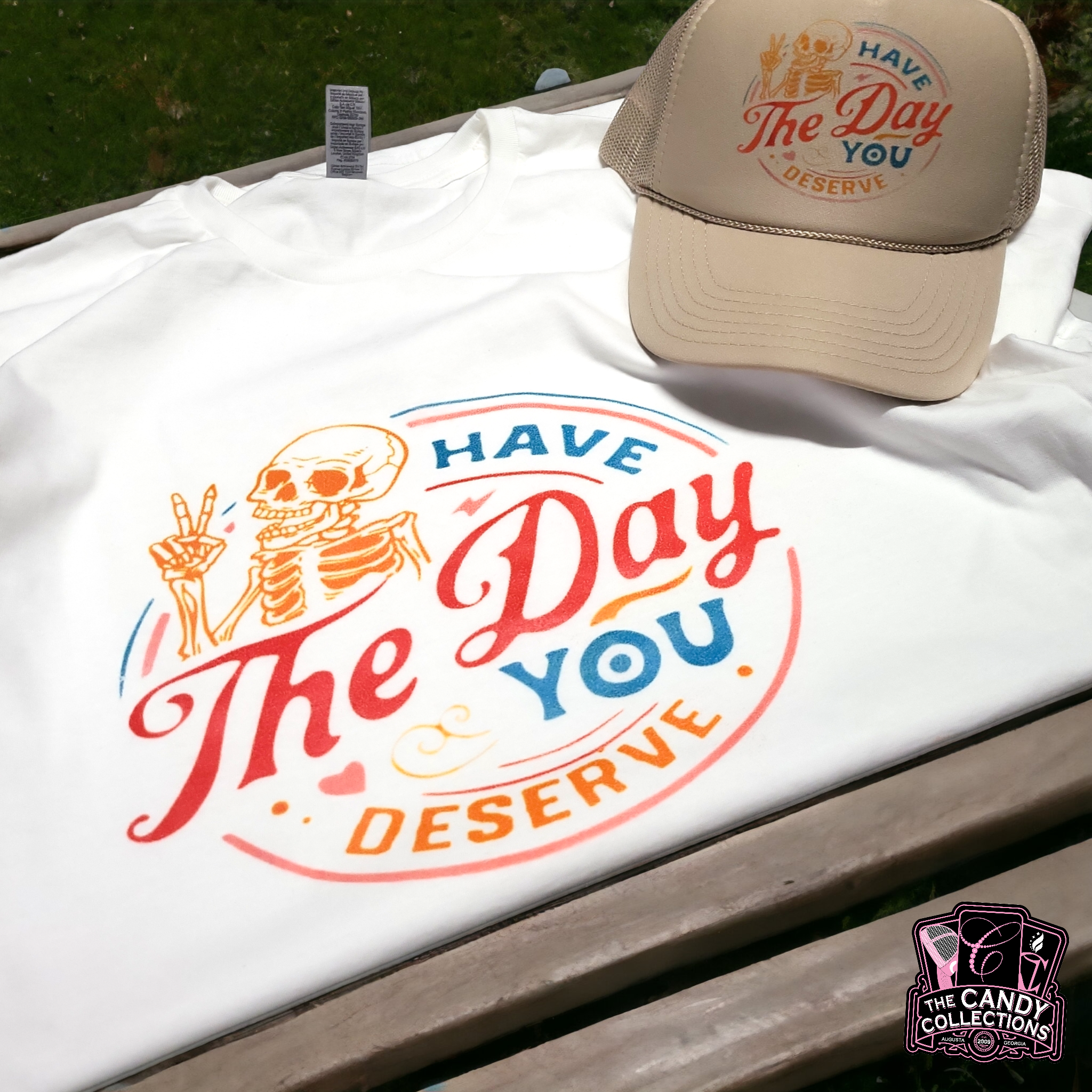 The Candy Collections – Großhandel T-Shirt mit Siebdruck – Damen – Hab den Tag, den du verdienst, T-Shirt, Cowgirl, Trucker, Hut, Bar0