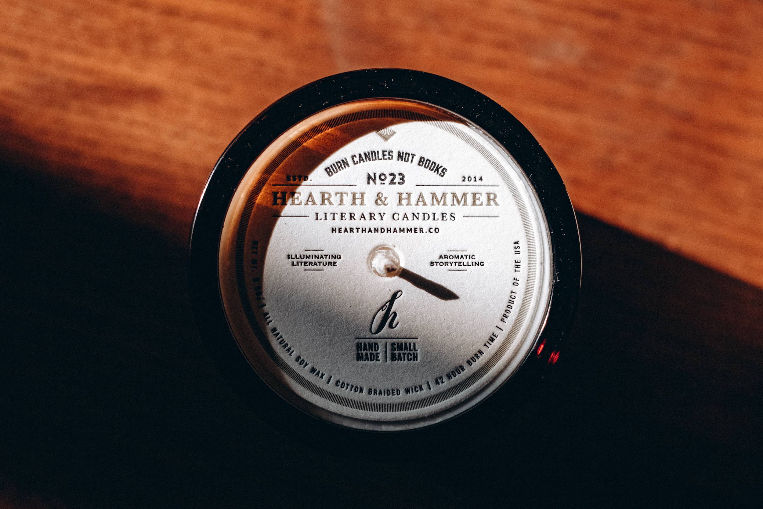 Hearth & Hammer – Großhandel Kerze im Glas / gefüllte Kerze – Literarische Sojakerze mit Kleingedrucktem3