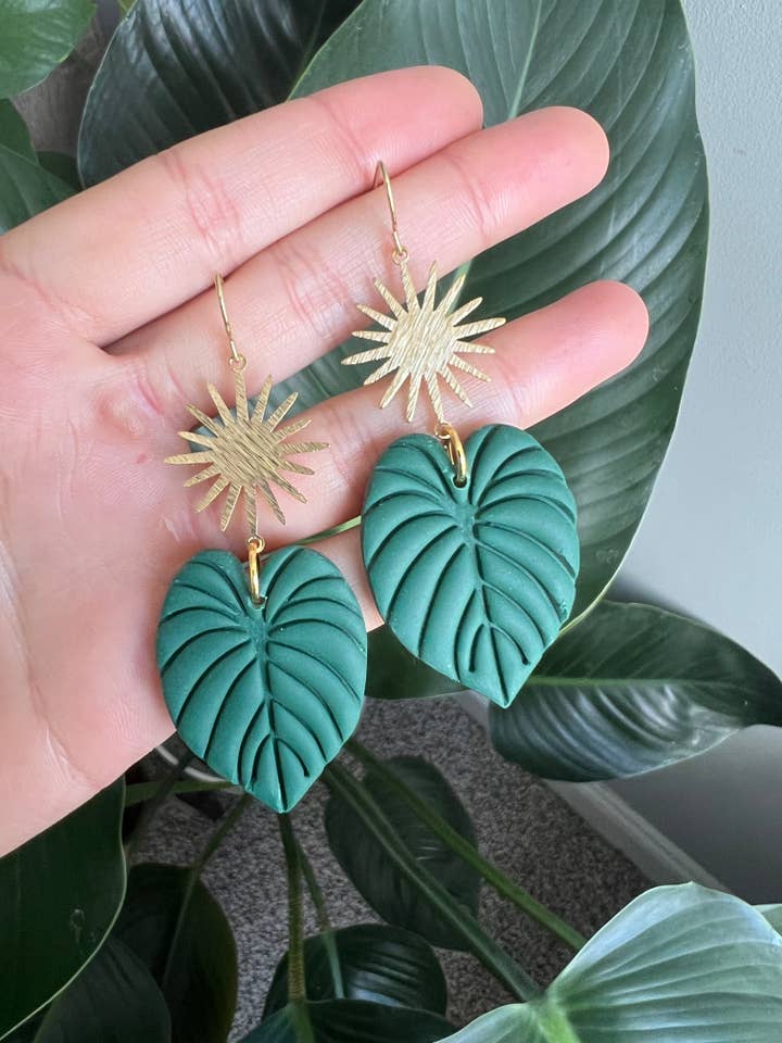 Boucles d'oreilles Philodendron en pâte polymère avec breloque en laiton pour la vente par Daisy Lane Studio