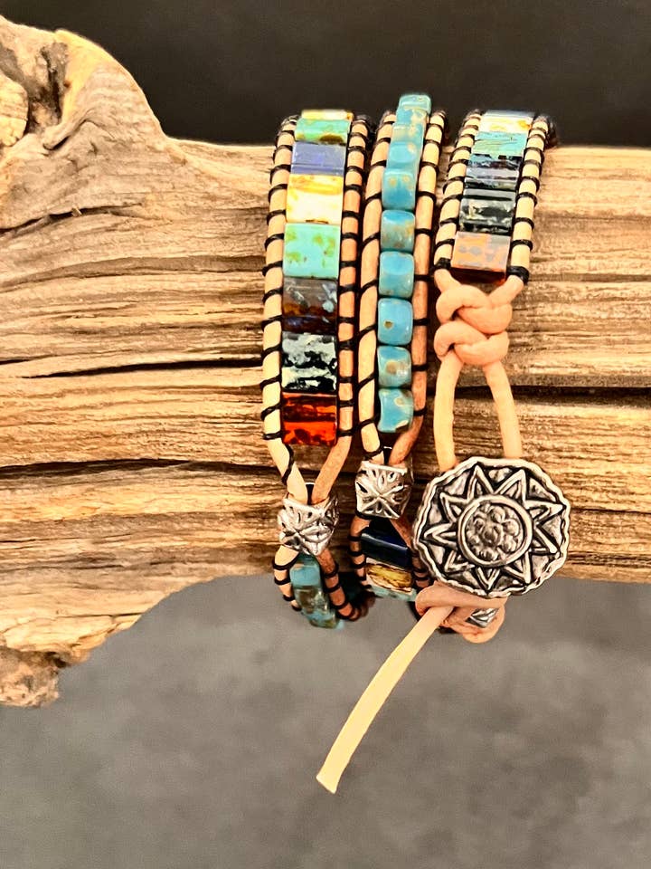 Bracciale a triplo giro con perline in vetro multicolore per la vendita all'ingrosso da parte di DesertBeads