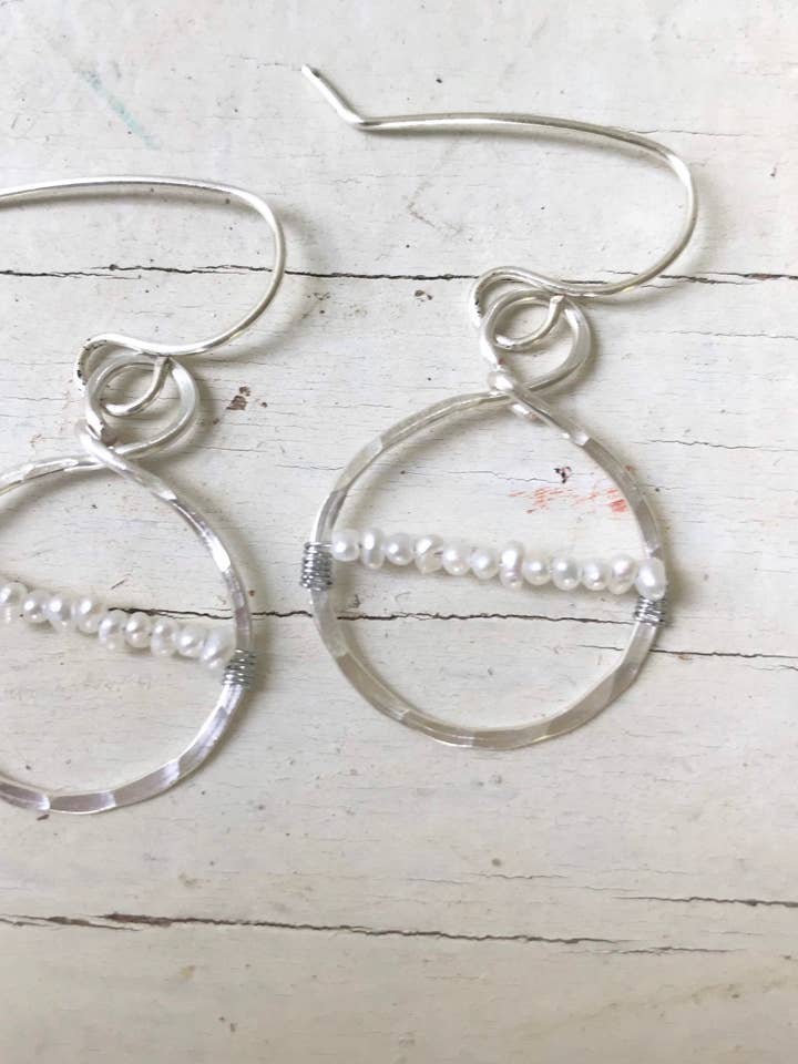 Cerchi piccoli martellati in argento con perle d'acqua dolce per la vendita all'ingrosso da parte di Rising Dawn Boutique