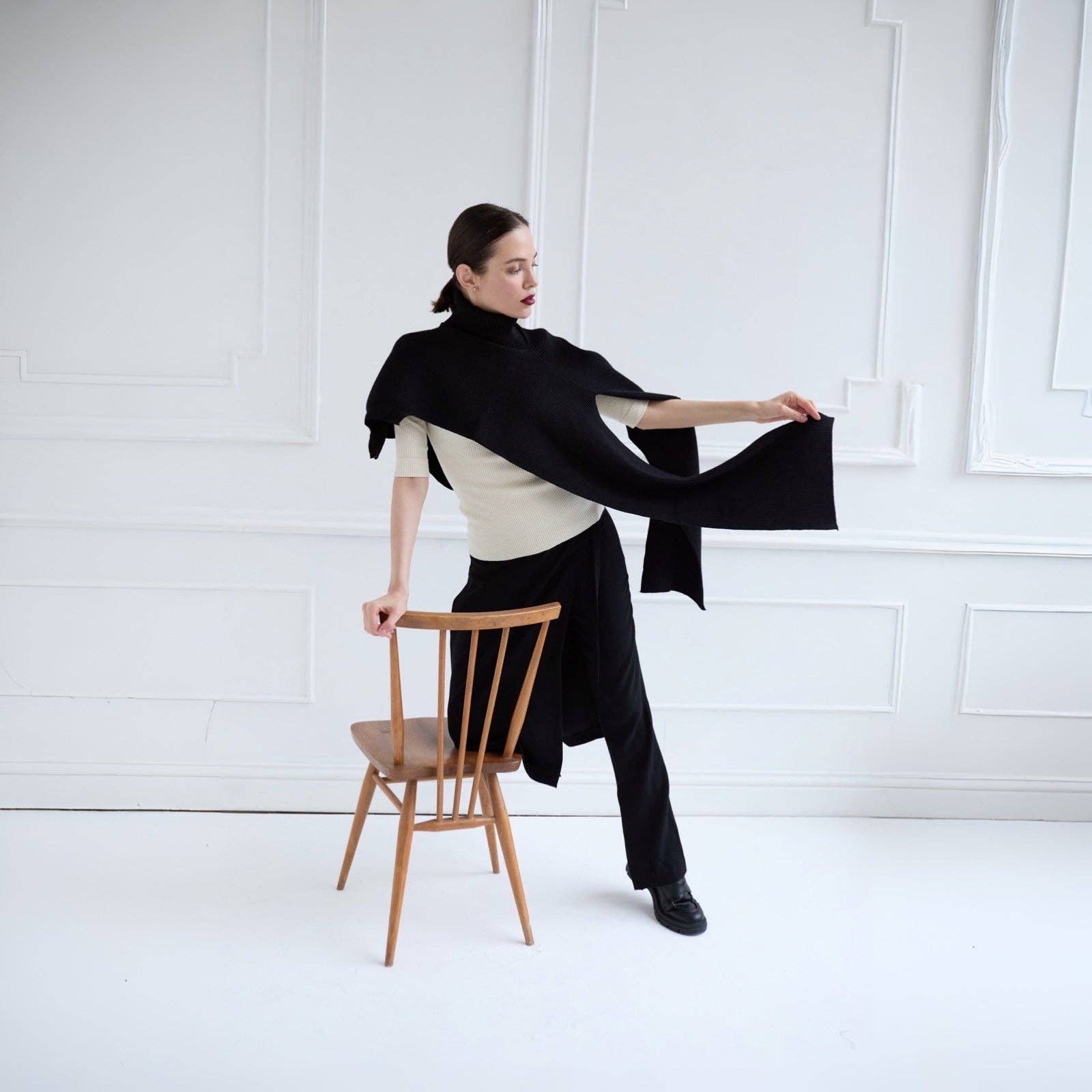 London Atelier Byproduct – wholesale Knitted jumper – Women′s – Black Knit Turtleneck Shawl8