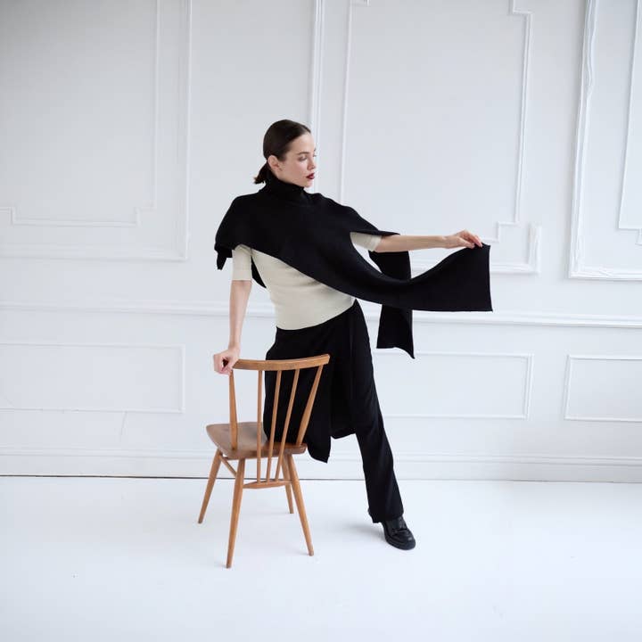 London Atelier Byproduct – wholesale Knitted jumper – Women′s – Black Knit Turtleneck Shawl8