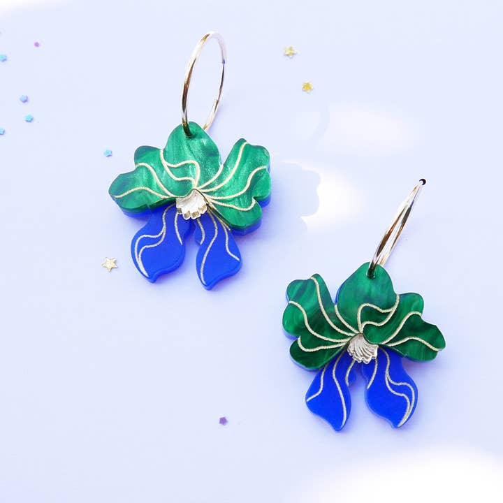 MIRA OHRSCHMUCK, goldene Kreolen, in Italien gemalte Blumen für den Großhandel von BiCA-Good Morning Design