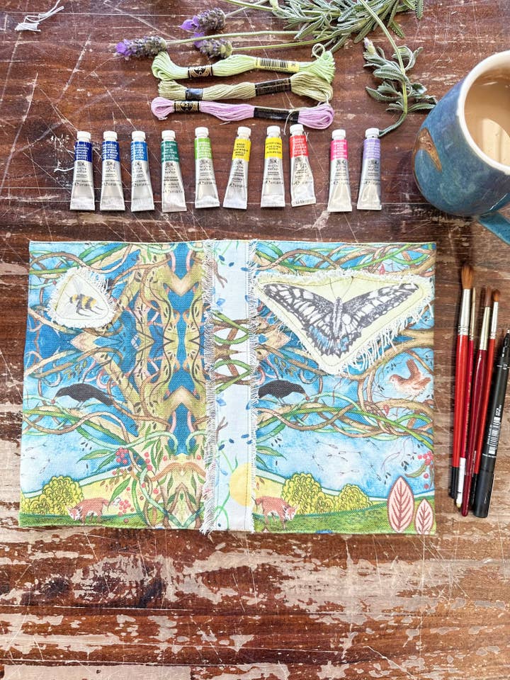 Jaquette anti-poussière A5 en tissu Whispers From The Woods pour la vente par Carys Martin Ceramics