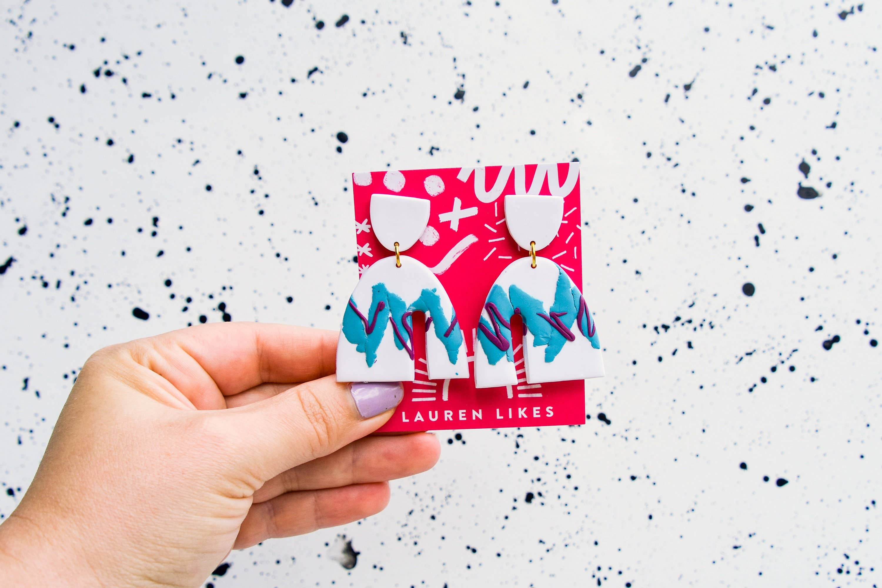 Lauren Likes Art - Vente Boucles d'oreilles pendantes - Boucles d'oreilles abstraites en argile polymère Jazz Cup des années 906