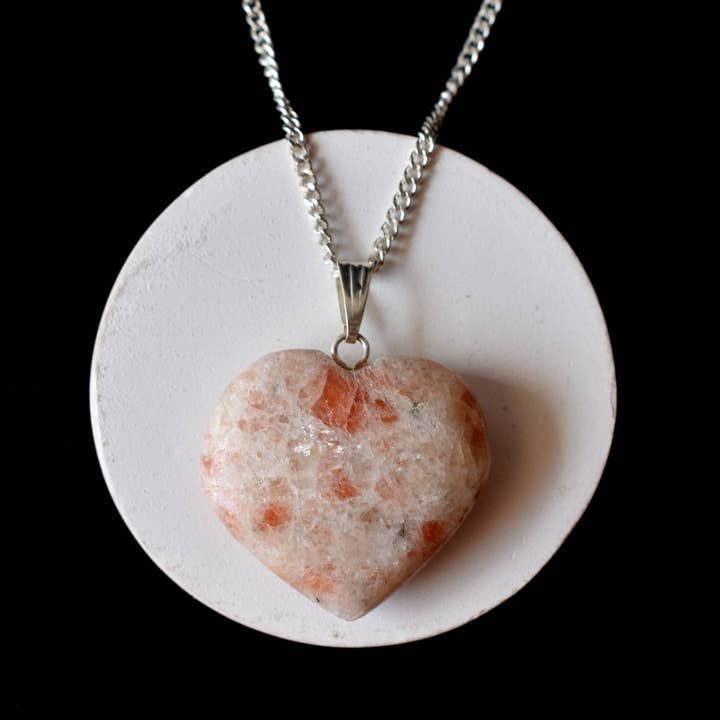 Soothing Crystals – Großhandel Kette mit Anhänger/Charm – Kristallherz-Anhänger | Sonnenstein | Heilsteinschmuck