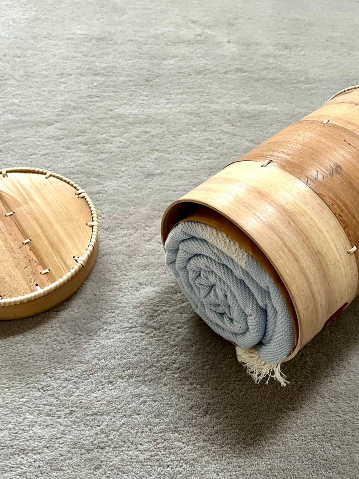 Le Grand Krama Doux Bleu Ciel dans son écrin en écorce de palmier pour la vente par Krama Heritage