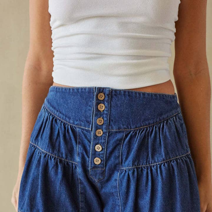 Hochtaillierte Shorts mit Knopfleiste und Rüschendesign für den Großhandel von EmberLoom