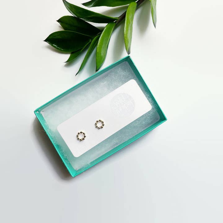 Wild Juniper - Venta al por mayor Pendientes de botón/aretes de poste - Pendientes diminutos de oro con forma de círculo abierto en forma de minúsculo7