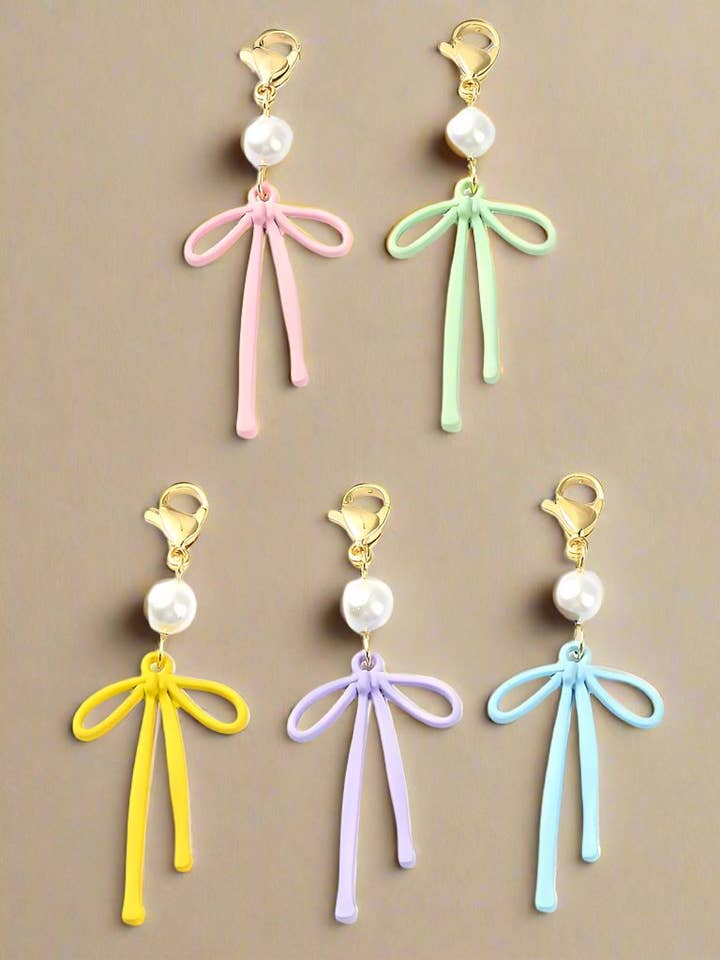 Taschenanhänger mit Karabinerverschluss mit Perlen und Schleife für den Großhandel von My Girl in LA