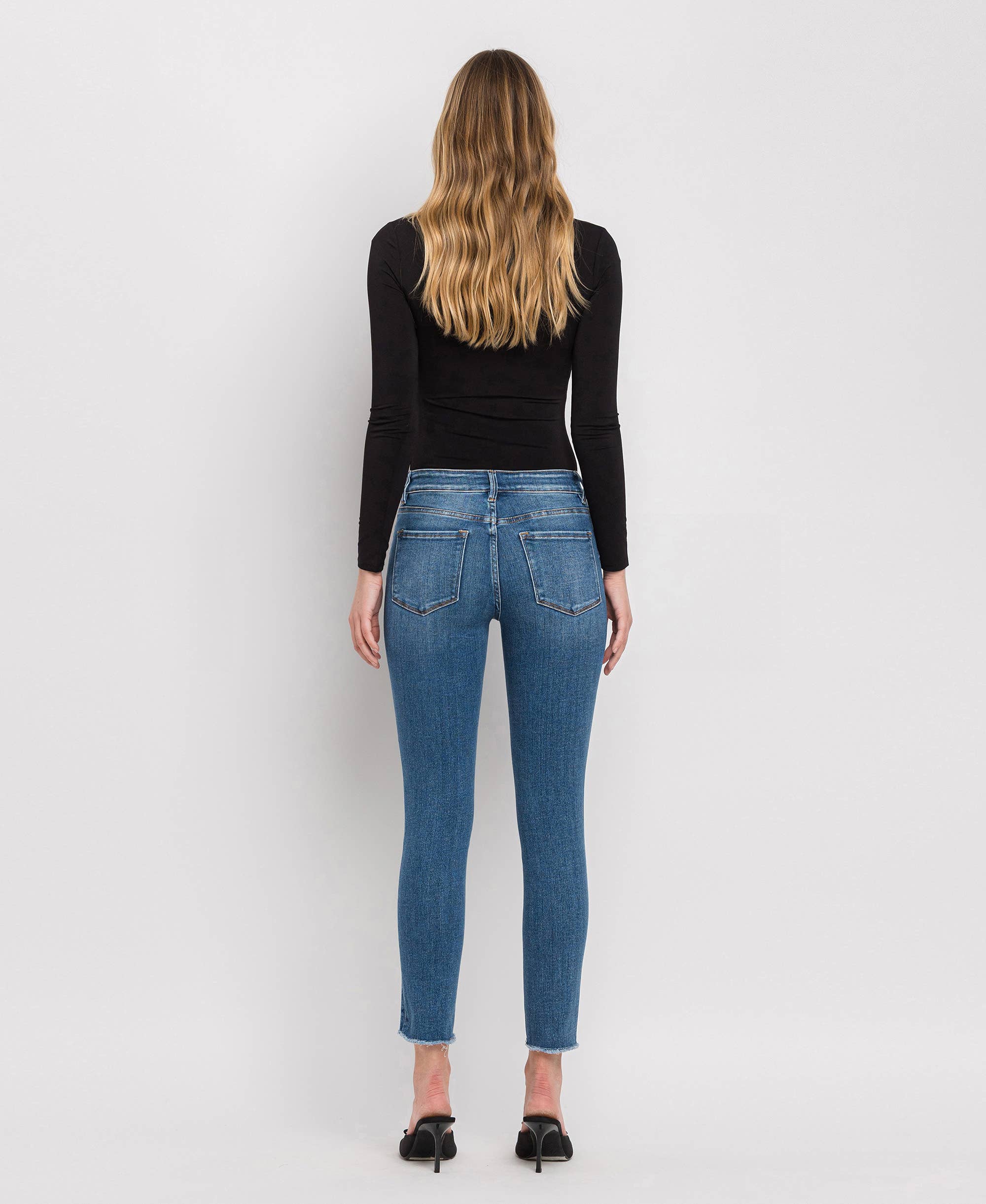 LOBO N GRÚA JEANS SKINNY CROP DE TIRO MEDIO OSCURO CON BAJO SIN REMATAR V2159M de venta al por mayor en Faire10