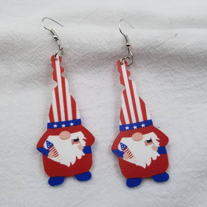 Orecchini in acrilico con gnomo patriottico per la vendita all'ingrosso da parte di ENA Jewelry