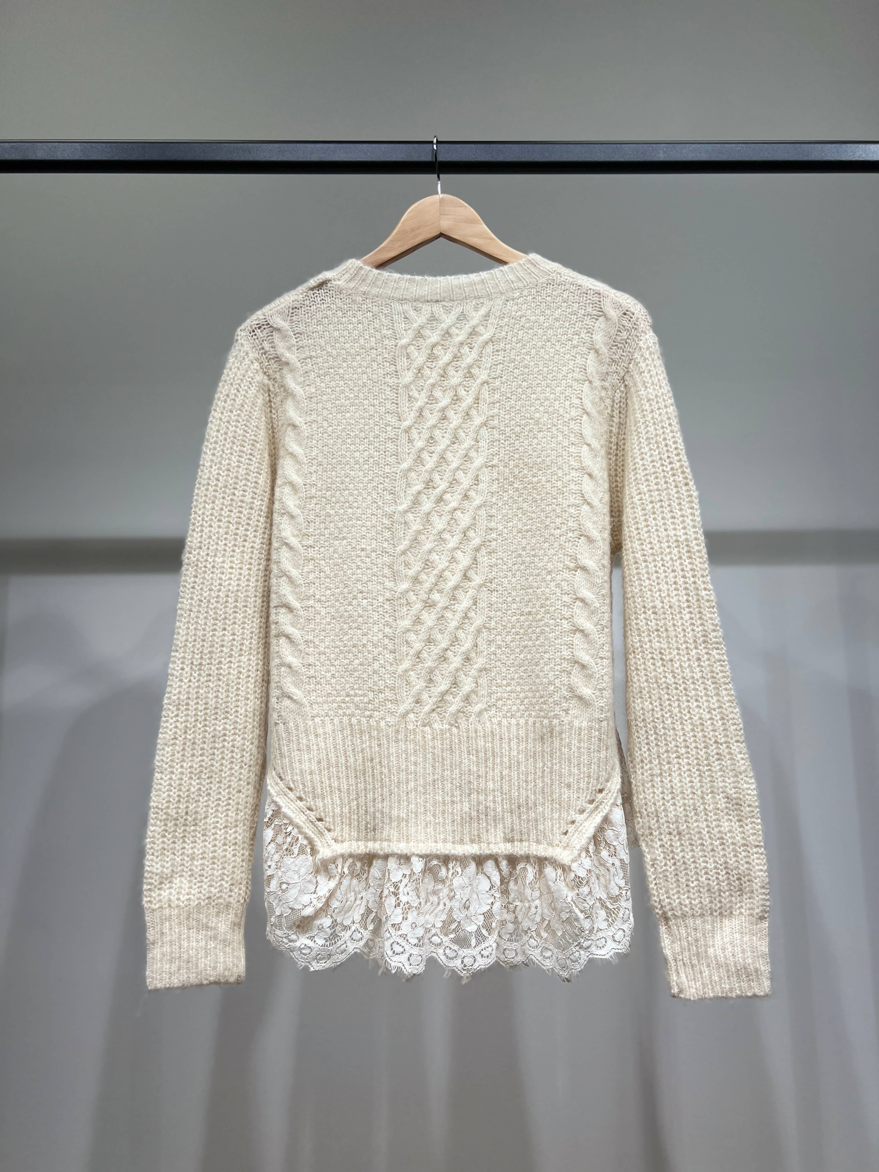 L'Emotion – wholesale Pullovertröja - Dam – Flätstickad tröja med lager-på-lager-effekt och spetsvolanger8