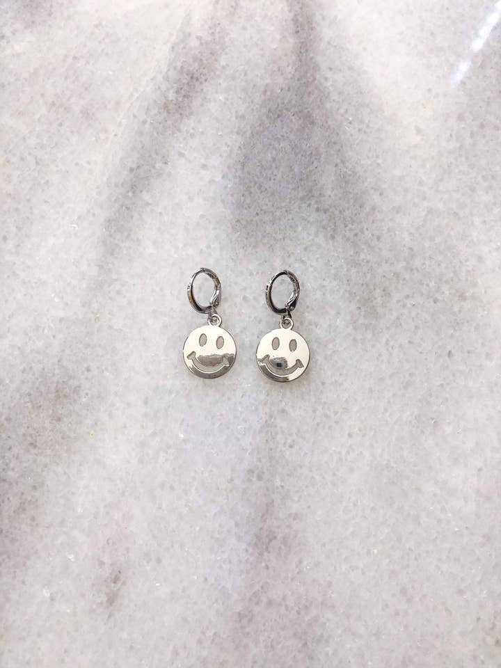Brincos Smiley em Prata por atacado de LIzzy's Jewels