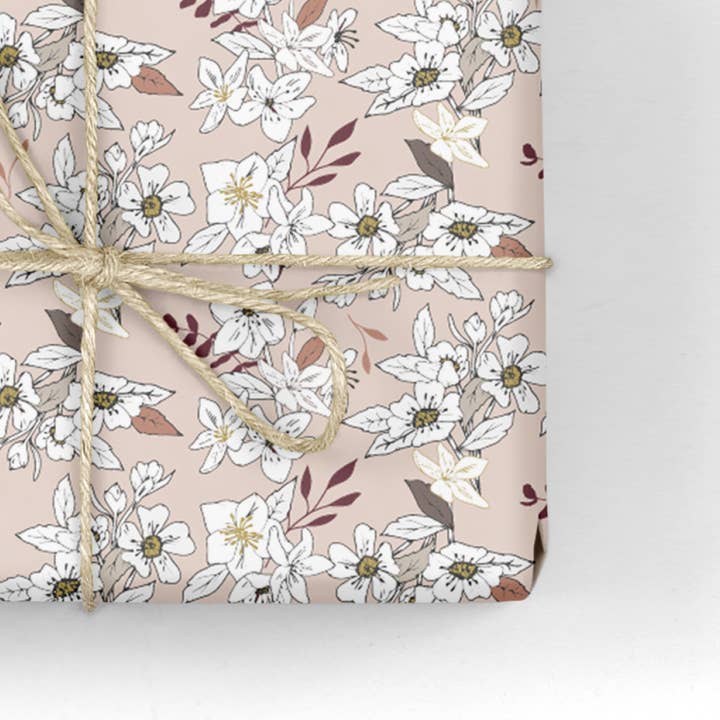 Papier d'emballage floral/emballage cadeau - Tabitha's Garden - Blush pour la vente par Pixel & Bloom