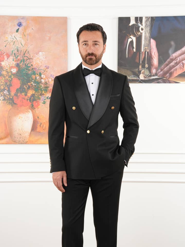 Costume de marié pour homme style italien avec nœud papillon et boutons dorés pour la vente par parez suits