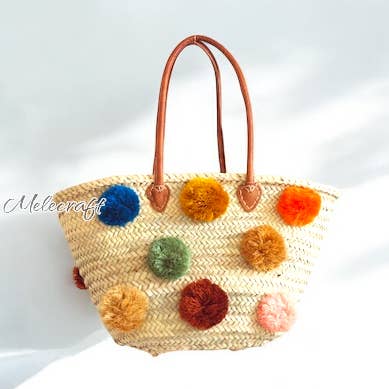 Sac en paille avec pompons et poignées en cuir pour la vente par Melecraft