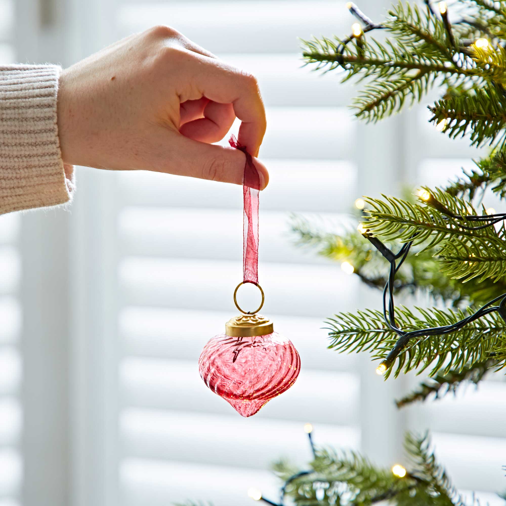 The Paper High Gift Company Limited – wholesale Prydnadsset – Set med 4 färgglada regndroppsformade julgransprydnader i återvunnet glas från Keya2