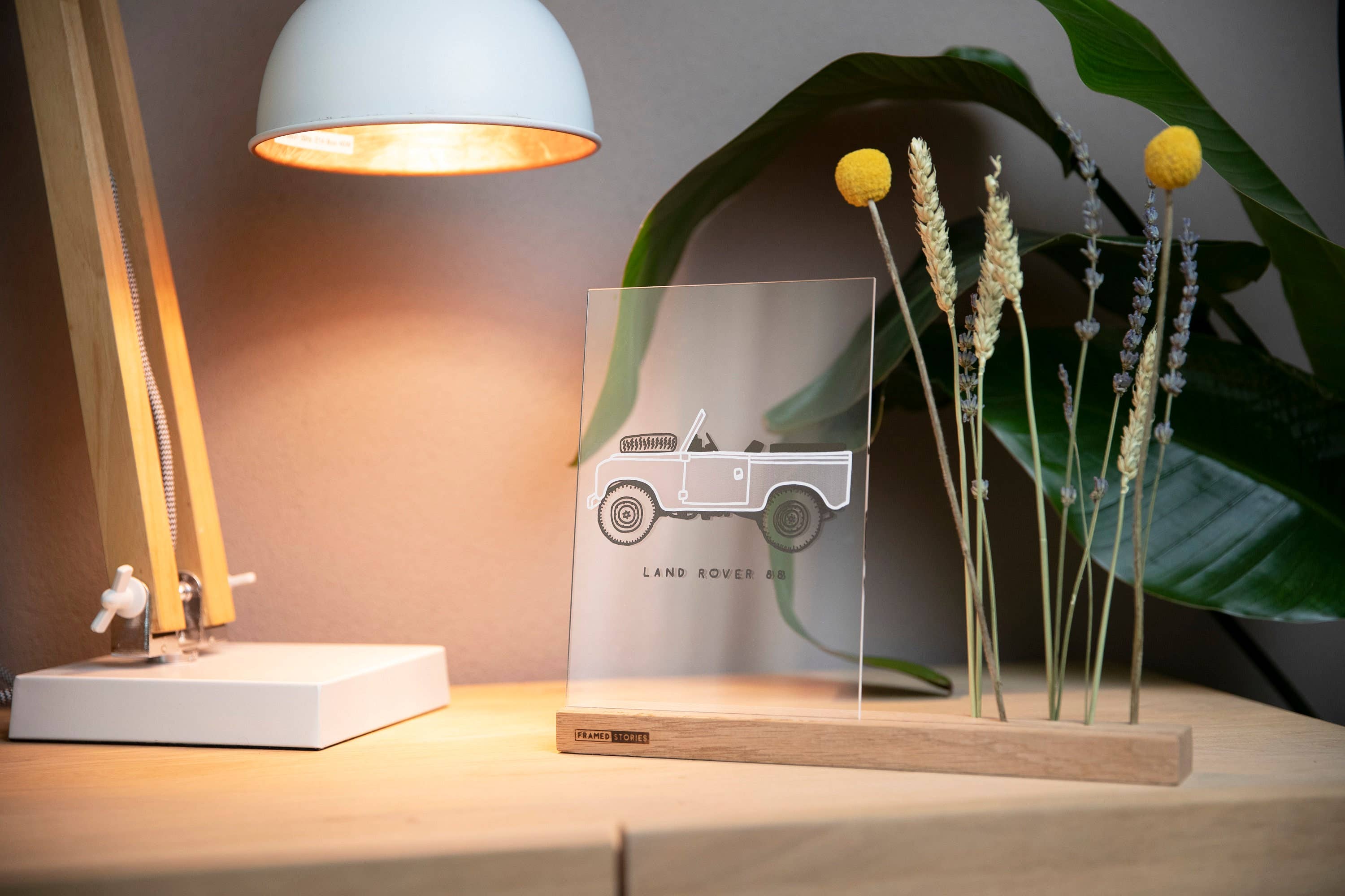 Framed Stories - Venta al por mayor Ilustración - Ilustración dibujada a mano de Land Rover 88 con ramo seco4