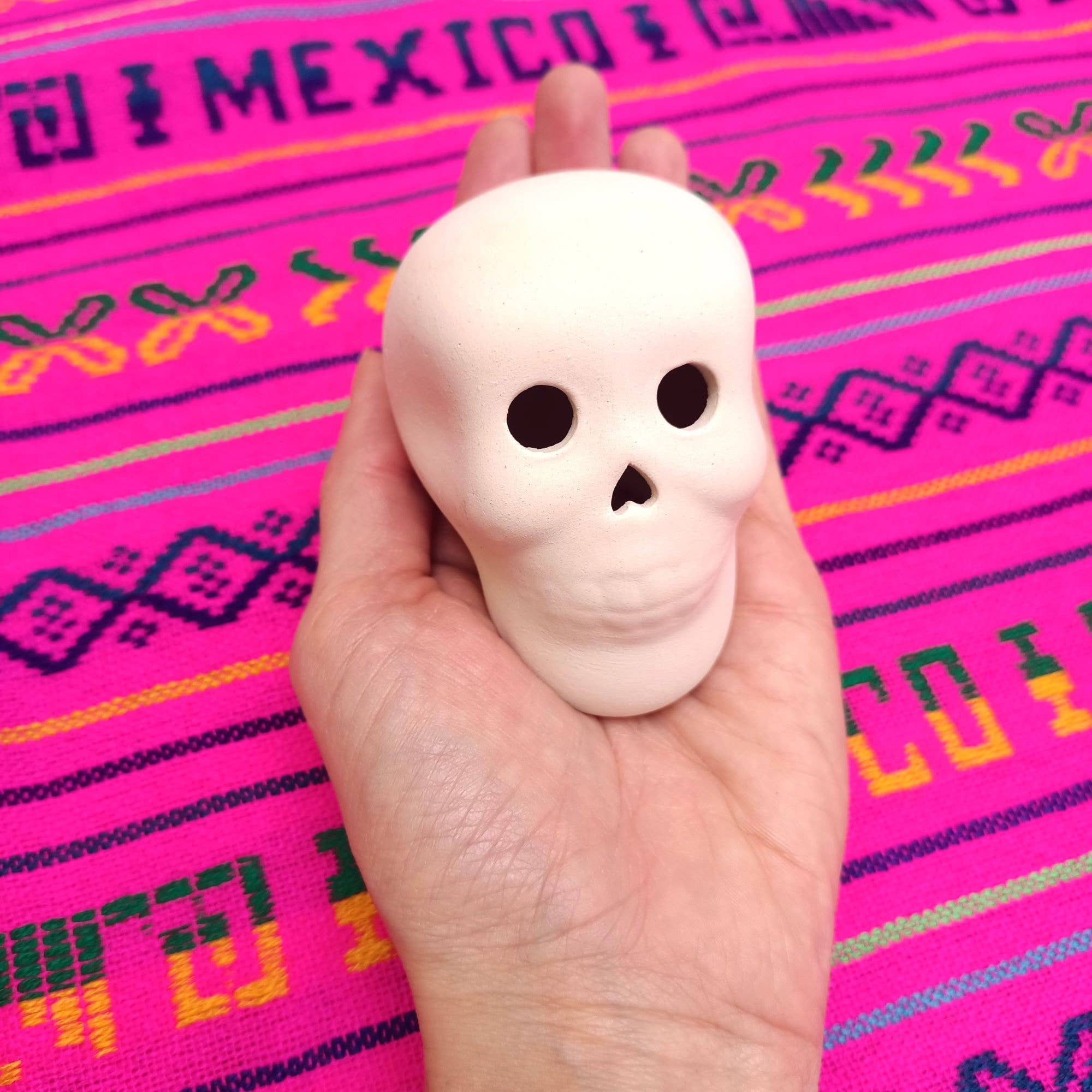 ArtMexico Ltd – wholesale Decorative figurine – Unpainted White Ceramic Sugar Skulls To Paint1
