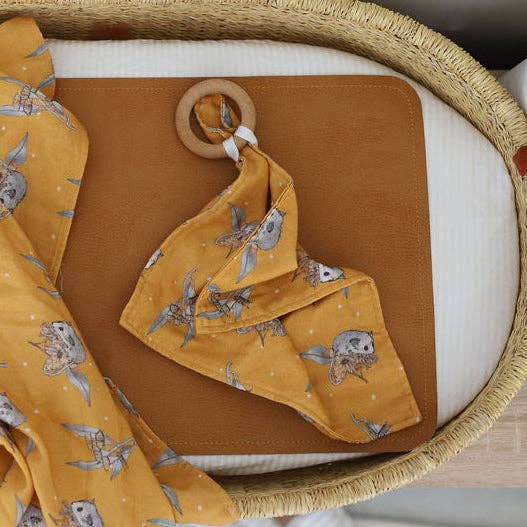 Doudou pour bébé Organic Cuddle Possum et Gumnut Design australien pour la vente par Little Koala Living