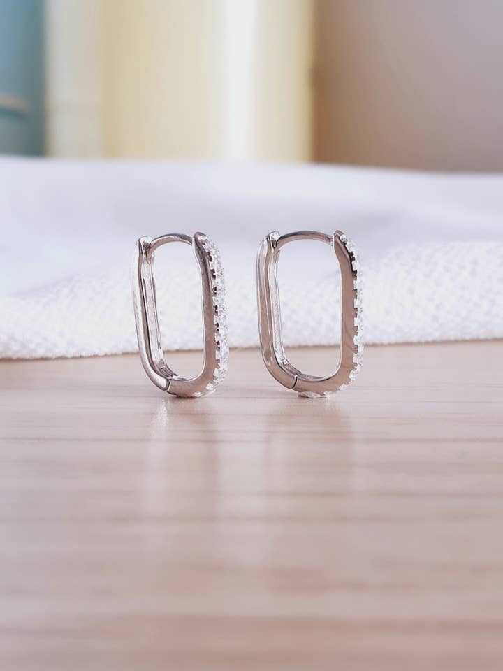 Mini-Creolen aus rhodiniertem 925/1000. Silber und Zirkonium für den Großhandel von SIUKA