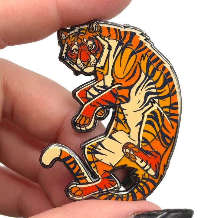 Aún no muerto alt. Pin de esmalte para venta al por mayor de Playing Possum Clothing Co.