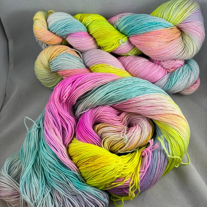 Einhorn - Handgefärbte Wolle in kleinen Chargen für den Großhandel von Rebel Purl