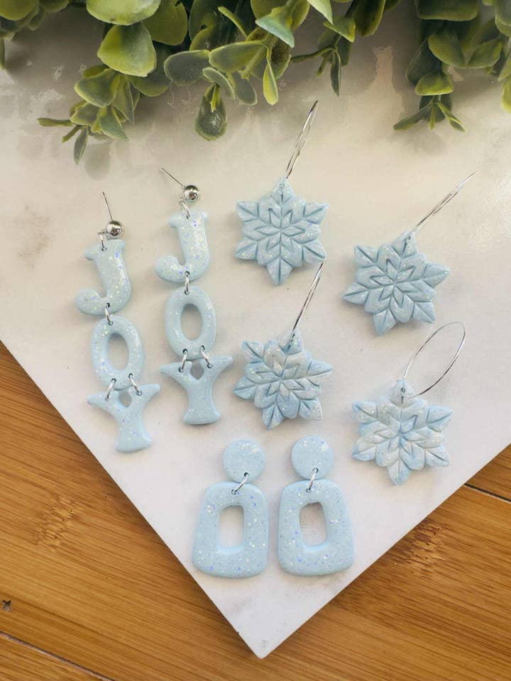 Blaue Glitzer-Weihnachtskollektion handgefertigte Tonohrringe für den Großhandel von KBH CREATIONS