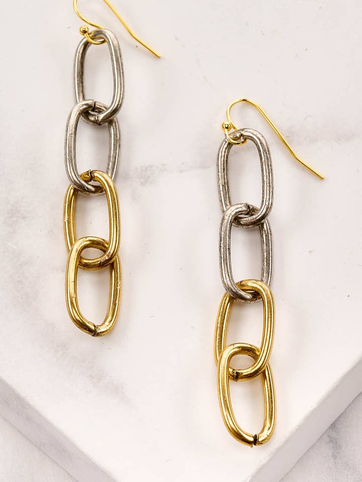 Grande boucle d'oreille en forme de trombone Carnic à moitié dorée et à moitié argentée pour la vente par Julio Designs