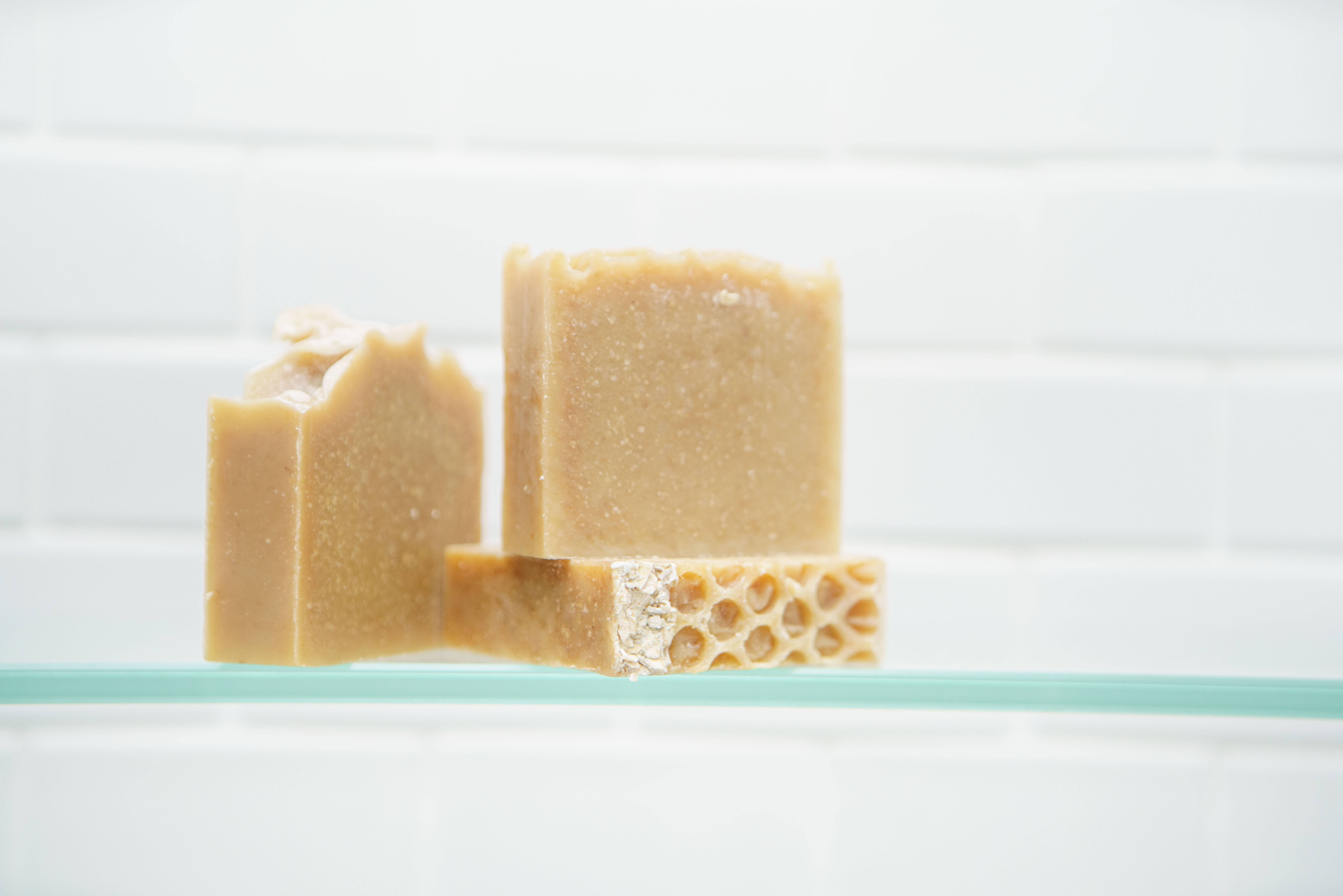 Honeoye Remedies - Wholesale Bar Soap - Manuka Honey (MGO 550+) Infused Soap (Soothe & Soften)3