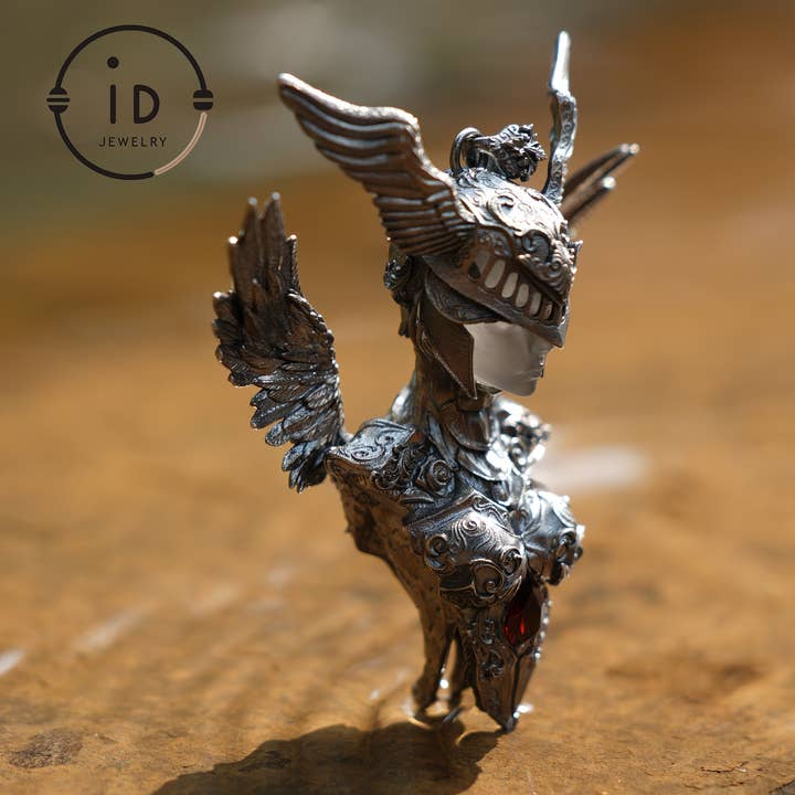 idjewelry – Großhandel Kette mit Anhänger/Charm – Valkyrie-Anhänger aus 925er Sterlingsilber mit Granat – Wikinger-Amulett aus nordischer Mythologie, handgefertigte Halskette