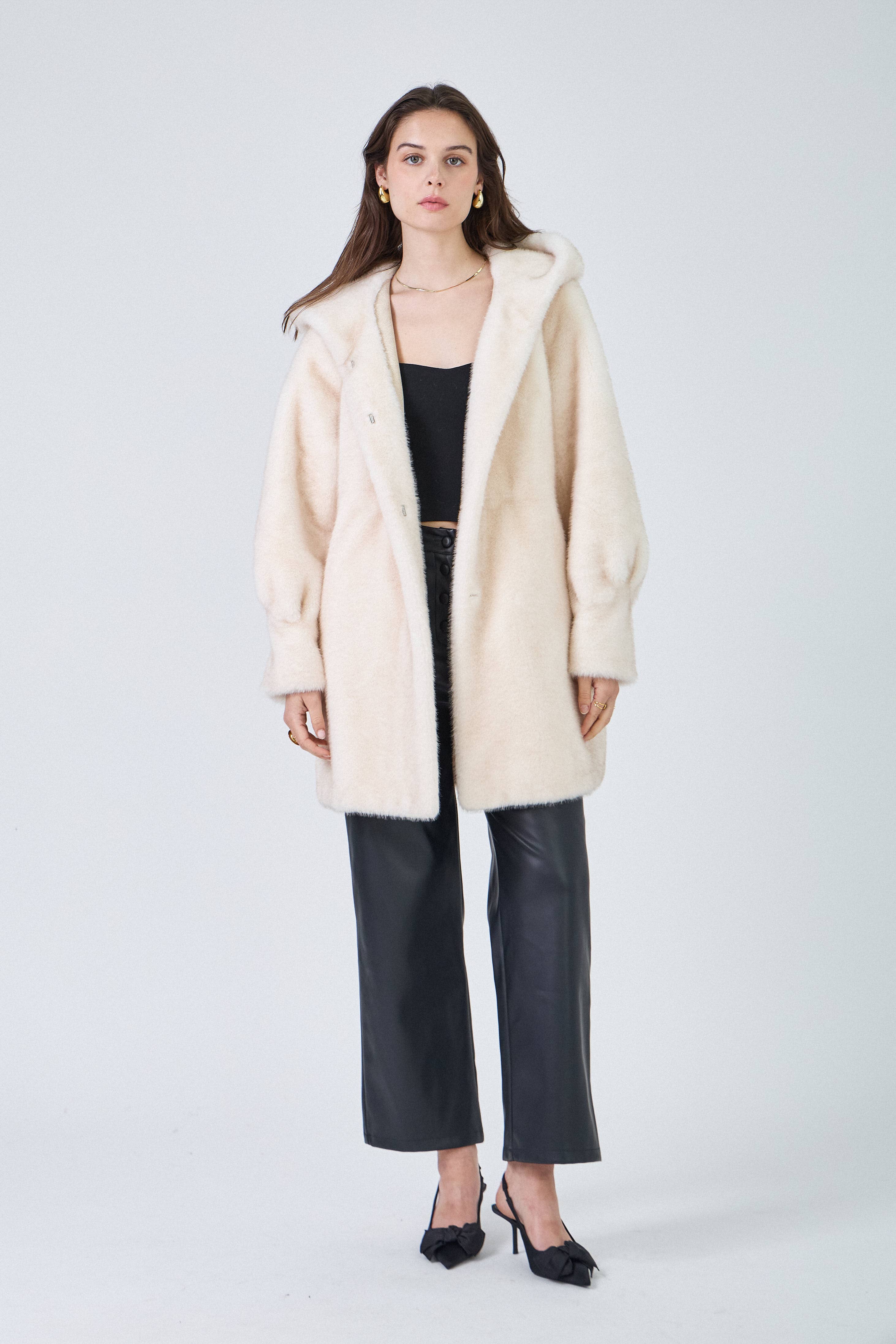 Giovanni Paris – wholesale Päls/fuskpäls - Dam – Lisa's kappa i midjelång fuskpäls med huva och dragsko i midjan5