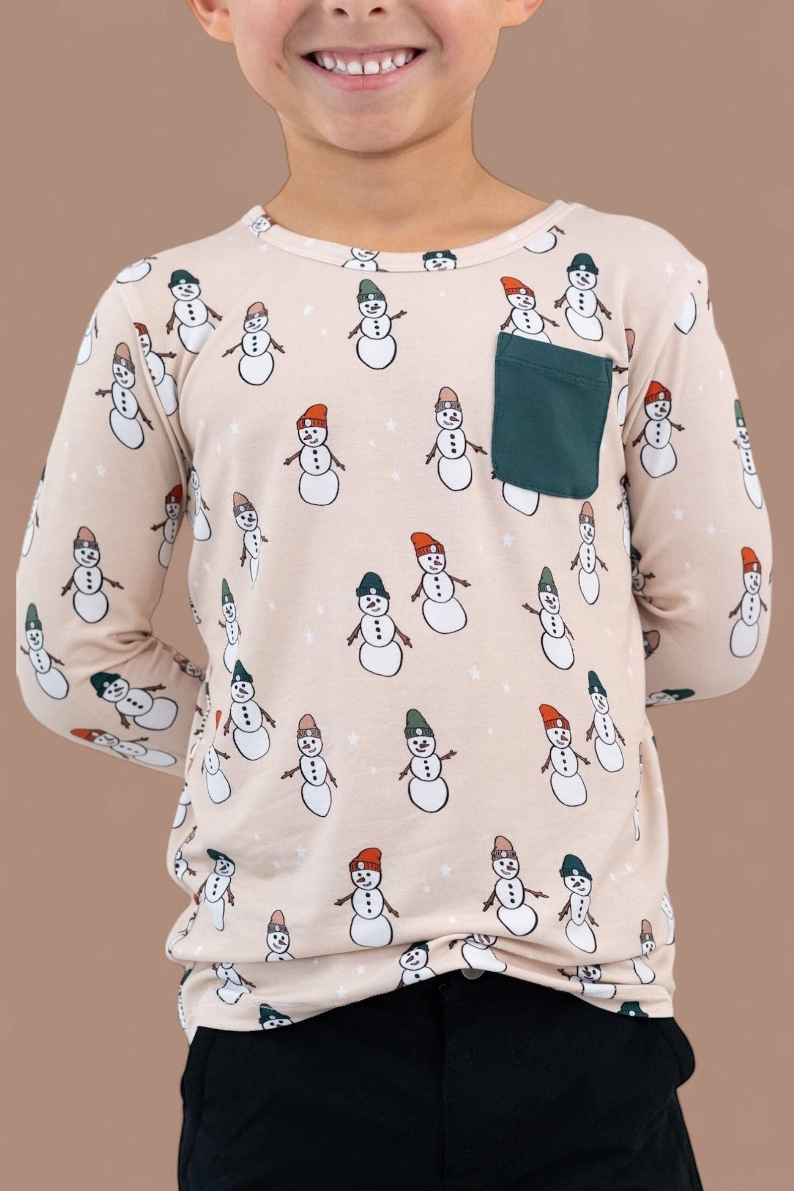 Dream Big Little Co. – T-shirt - Crianças por atacado – T-SHIRT DE BOLSO SONHO AMIGOS GEADOS4