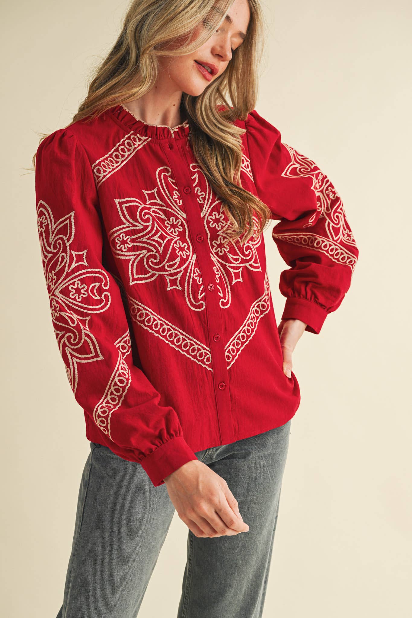 &MERCI – Engroshandel Skjorte med buttondown – til kvinder – BRODERET MOCK NECK KNAPPEBLUSE MTP333663