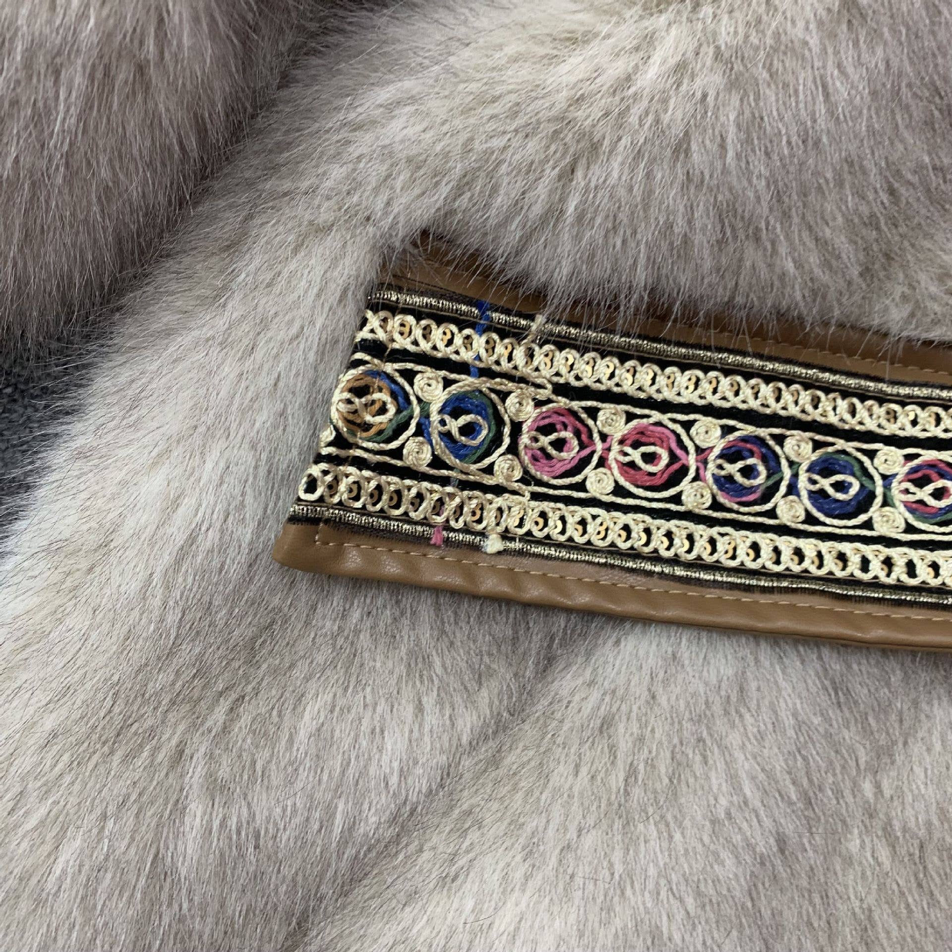 Colore come immagini SY293 Cappotto in ecopelliccia ricamata elegante invernale da donna in vendita all'ingrosso su Faire12